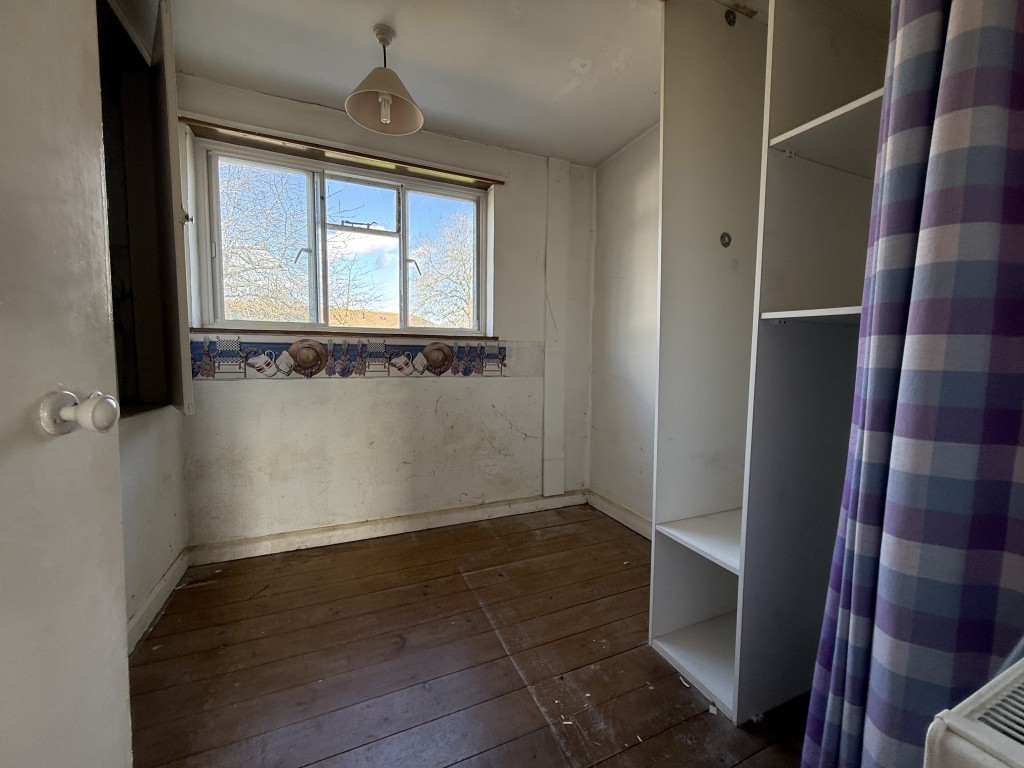 Lot: 26 - TWO-BEDROOM COTTAGE FOR IMPROVEMENT IN POPULAR DEVON VILLAGE - Bedroom